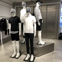 Mannequin masculin musclé en fibre de verre, corps entier noir mat, visage argenté chromé, pour présentation de costumes d'affaires