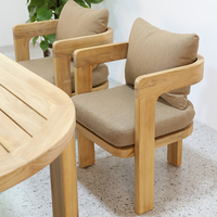 Ensemble de table et de chaises de salle à manger en bois massif moderne pour l'extérieur, avec finition en teck durable, imperméable et résistante aux UV, pour hôtels et villas