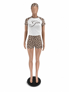 Set Sportivo Estivo da Donna 3 Pezzi: Top Corto con Stampa Leopardata, Fascia per Capelli e Pantaloncini a Vita Alta - Product Image 2