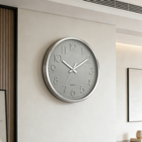 Horloge murale contemporaine de 12 pouces, grise, avec chiffres 3D, cadre en aluminium, mouvement silencieux à quartz analogique, facile à lire, style urbain