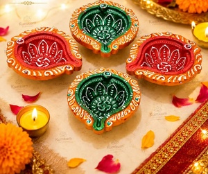 Juego de Diyas de Arcilla Hechos a Mano Kumkum para Diwali, Portavelas Decorativos Tradicionales en Colores Rojo, Verde y Naranja para Uso en Interiores - Product Image 2