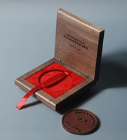 Boîte cadeau carrée en bois de noyer pour médaille, pièce de monnaie, avec logo personnalisé et intérieur en velours, pour médaille commémorative, badge, trophée, emballage de luxe pour événements et marques