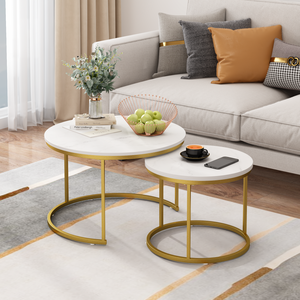 Set di 2 tavolini da caffè rotondi con piano in marmo bianco e struttura in metallo dorato, mobili per soggiorno - Product Image 1