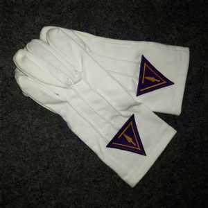 Master Mason Blue Lodge Gants avec broderie à la machine en coton blanc Franc-maçon Regalia avec cuir et logo personnalisé - Product Image 1