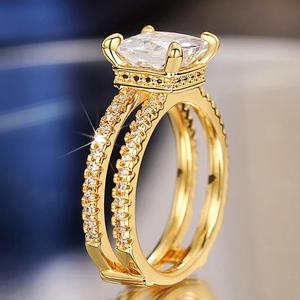 Anillo de Diamantes con Corte Esmeralda Chapado en Oro de 22k para Mujer Q373 con Piedras Laterales, Joyería de Compromiso - Product Image 1