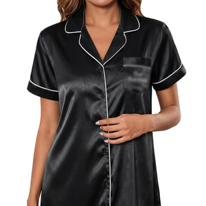 Chemise de nuit décontractée en satin pour femme, taille élastique, noire, manches courtes, boutonnée, avec bordure blanche, logo frontal et fente latérale, séchage rapide - Product Image 1
