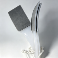 Râpe à pieds en sable noir lavable, lime à pédicure, grattoir à pieds à manche en plastique courbé, éliminateur de peaux mortes, outil de soin des pieds pour salon et maison
