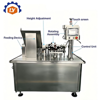 Machine de capsulage continue pour flacons roll-on minces, à haut taux de capsulage et sans blocage des bouchons à bille