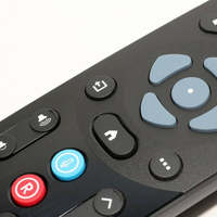 Control Remoto de Código Fijo para Smart TV, Recargable por USB, con Control Táctil LED y por Voz, para Mini/Decodificadores Satelitales, 4 Botones, Batería AAA