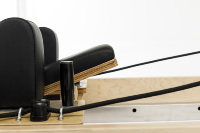 Équipement de Pilates Reformer en érable pour studio commercial, domicile, fitness et yoga, avec système sans rail