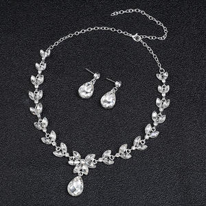Ensemble de bijoux tendance vintage en deux parties, collier et boucles d'oreilles en cristal, strass de haute couture pour femme - Product Image 3