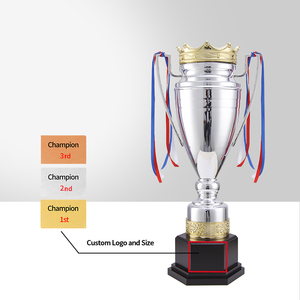 Nouveau Trophée Sportif Métallique Haut <span class=keywords><strong>de</strong></span> Gamme Personnalisé Grande Taille avec Couronne Dorée et Rubans pour Champions <span class=keywords><strong>de</strong></span> Football - Product Image 1