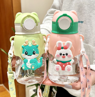 Gobelet à paille pour enfants avec motif d'ours de dessin animé, avec bandoulière, en plastique de qualité alimentaire, grande capacité, portable, pour une utilisation en extérieur