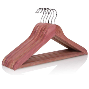 Percha de madera de cedro roja sólida con logotipo personalizado, colgador de traje de madera con barra antideslizante - Product Image 2