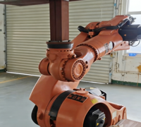 Robot industriel d'occasion KUKA à 6 axes, bras de robot de palettisation, charge utile de 210 kg, répétabilité de 0,06 mm, manutention des matériaux, chargement