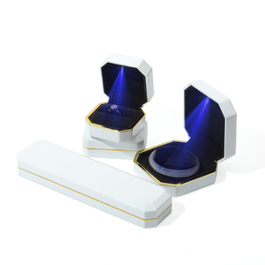 Boîte à bijoux octogonale en laque blanche avec logo personnalisé, éclairage LED, pour bagues, bracelets, demande en mariage, emballage cadeau pour diamants – En stock, vente en gros - Product Image 3
