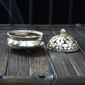 Beliebter Silberner Kleiner Gänseblümchen-Räucherstäbchenhalter mit Deckel Tragbarer Haushalts-Sandelholz-Brenner Räucherstäbchen-Diffusor Souvenir-Geschenk - Product Image 3