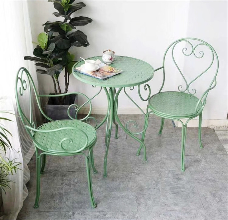 Table et chaises Love - une table, quatre chaises - vert vieilli.