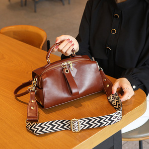 WEEKS ZPT028 Borsa a Tracolla/Crossbody da Donna in Vera Pelle, Forma a Cuscino, con Catena <span class=keywords><strong>e</strong></span> Chiusura a Cerniera, <span class=keywords><strong>Design</strong></span> di Lusso alla <span class=keywords><strong>Moda</strong></span> - Product Image 2