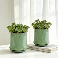 Petit pot de fleurs en céramique vert émeraude au design moderne avec finition émaillée, base cylindrique durable pour une utilisation à la maison ou au jardin