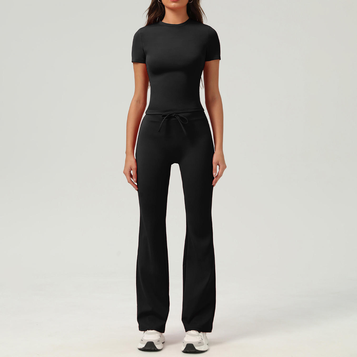 เสื้อแขนสั้นสีดำ + เลกกิ้งขาบาน