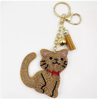 Porte-clés best-seller en forme de chat à longue queue kaki, orné de strass étincelants et de pompons, idéal pour sacs et voitures
