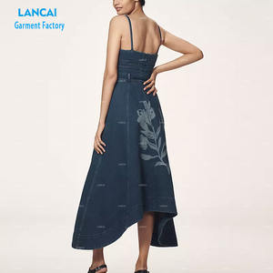 Robe en denim imprimée personnalisée OEM pour femmes Bretelles spaghetti Ourlet asymétrique Taille cintrée Ceinture à nouer Longueur midi - Product Image 2
