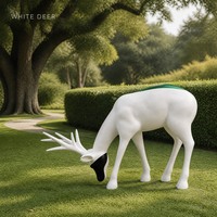 Sculpture de cerf en résine blanc crème à visage noir, durable, pour projets commerciaux et hôtels, commande en gros