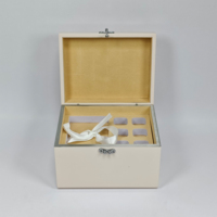 Boîte cadeau en bois laqué brillant avec doublure en velours, insert en mousse, tiroir latéral, fermeture à loquet métallique et couvercle à charnières pour emballage de luxe de cosmétiques