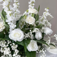 Nouvelles fleurs artificielles de qualité supérieure pour les allées de mariage, avec un style floral élégant et un aspect décoratif de haute qualité