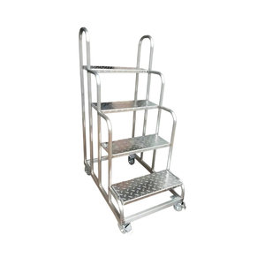 Plateforme de travail mobile en aluminium avec rampe de sécurité et système de roulettes rétractables pour les opérations d'entrepôt - Product Image 1