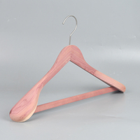 Cintre de luxe en bois de cèdre rouge de haute qualité, antidérapant, avec barre en velours et design à épaules larges, pour armoire et salon, pour costume ou manteau individuel