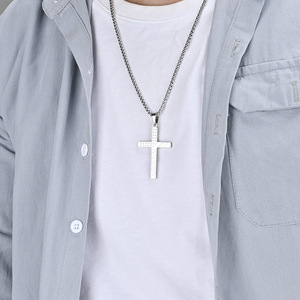 Collar con Colgante de Cruz de la Bandera Americana de Acero Inoxidable en Varios Colores |   Diseño Patriótico de Estrellas y Rayas para Hombres y Mujeres - Product Image 4