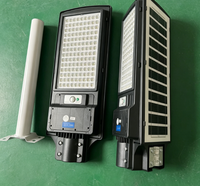 Lampadaire solaire monocristallin haute efficacité intégré avec contrôle crépusculaire pour l'éclairage des autoroutes rurales et des parkings