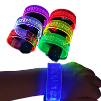 Finegreen personnalisé lueur clignotant LED bracelet capteur de son activé musique Pulsera pour Ramadan remise des diplômes nouvel an et Diwali