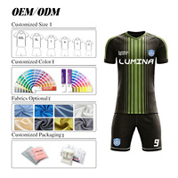 Seragam Sepak Bola Musim Panas Dewasa Unisex yang Dapat Disesuaikan, Atasan Bernapas Cepat Kering dengan Cetakan Transfer Panas, Set Poliester Lengan Pendek Polos