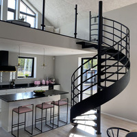 LM Kit d'escalier en colimaçon circulaire en acier de couleur blanche pour l'extérieur.