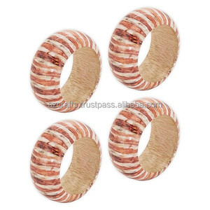 Anneaux de serviette en bois de manguier accrocheurs avec un design rayé coloré stocké pour les fêtes rehausseur de décor de table parfait - Product Image 1