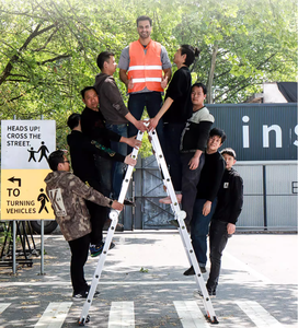 โรงงานผลิตบันไดอลูมิเนียมอเนกประสงค์แบบพับได้ 4x2 4x3 4x4 4x5 4x6 ขั้น พร้อมบานพับและล้อ - Product Image 4