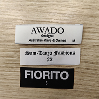 Étiquettes de col personnalisées pour vêtements avec taille, étiquettes de taille noires haute densité à extrémités pliées, étiquettes tissées cousues pour robes et vêtements