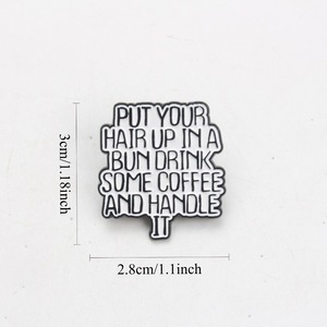 'Coloque o seu cabelo em uma BEBIDA DE AUTOR ALGUNS CAFÉ e PUNHO ITE' English Quote <span class=keywords><strong>Brooch</strong></span> Minimalista Black White Metal Pin - Product Image 4