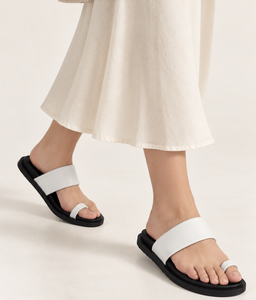 Nouvelles sandales d'été à semelle épaisse avec lanière unique pour femme – Tongs plates tendance pour l'extérieur et le quotidien - Product Image 1
