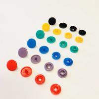 Machine de pose de boutons-pression en plastique T5 Kam entièrement automatique, entraînée par un servomoteur, pour couches pour bébés, certifiée CE