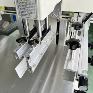 เครื่องพิมพ์สกรีนการ์ดแบบกึ่งอัตโนมัติเครื่องพิมพ์ผ้าไหมแบบแบนตั้งโต๊ะสีเดียวใช้งานง่าย - Product Image 3