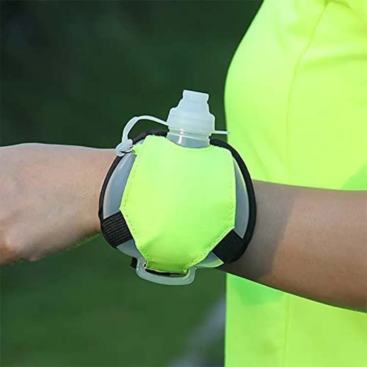 नया उत्पाद हल्का मिनी लीक-प्रूफ आउटडोर रचनात्मक हाथ-मुक्त कलाई खेल पानी की बोतल चलाने के लिए