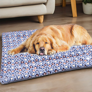 Manta suave y esponjosa de invierno para mascotas, cama de dormir de lana gruesa y cálida para perros, alfombrilla plegable portátil, función de refrigeración para gatos con estampado de animales bonitos - Product Image 1