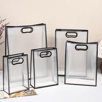 Sac de transport réutilisable en PP dépoli transparent avec soufflet de fond, poignée à patch sérigraphié, personnalisable pour l'emballage commercial
