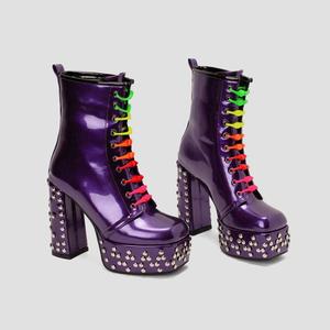 Bottes martin à bout carré et rivets pour femmes, chaussures d'hiver en matériau PU à talons compensés - Product Image 4