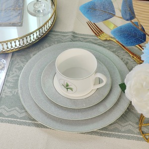 Assiettes de luxe en porcelaine fine motif Muguet – Lot de 2 assiettes de table populaires en céramique de 10 et 8 pouces - Product Image 6