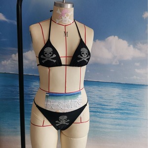 Conjunto de bikini de dos piezas elástico para mujer, con top halter de triángulo con cordones y calavera de pedrería negra, y tanga, para playa - Product Image 2